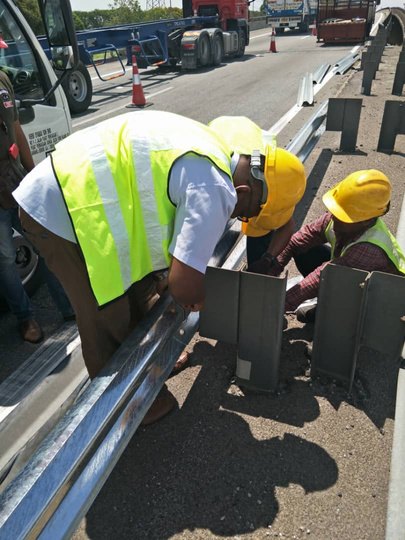 Fixing guardrail beams to the posts — Muhibah Konsortium Holdings civil works